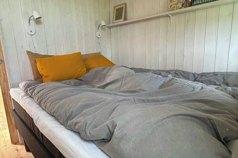 Kleines Haus zwischen Apfelbäumen in der Nähe des Vätternsees in Ödeshög, Vättern