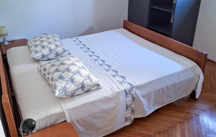 Ganze Ferienwohnung, Apartment am Meer mit Terrasse, Küche und Parkplatz – 1,5 km vom Strand entfernt in Betina, Tisno
