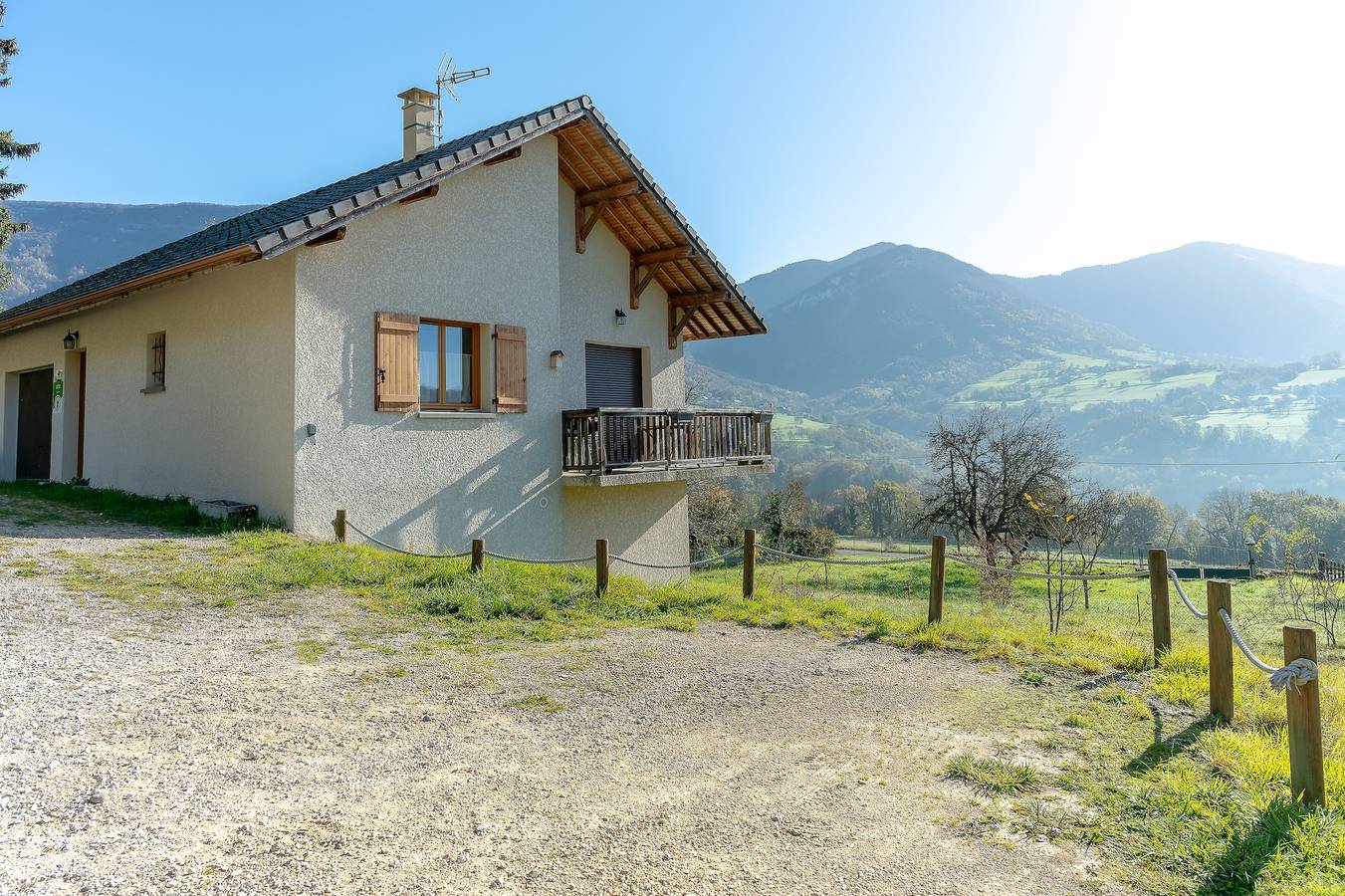 Maison de vacances 6 Personnes avec vue sur la montagne, jardin privé et Wi-Fi in Saint-Jean-d'Arvey, Région de Chambéry