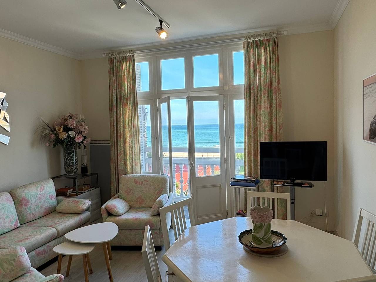 Entire apartment, 2-Bedroom Sea View Apartment in Houlgate in Saint-Sauveur-de-la-Mer, Lisieux region