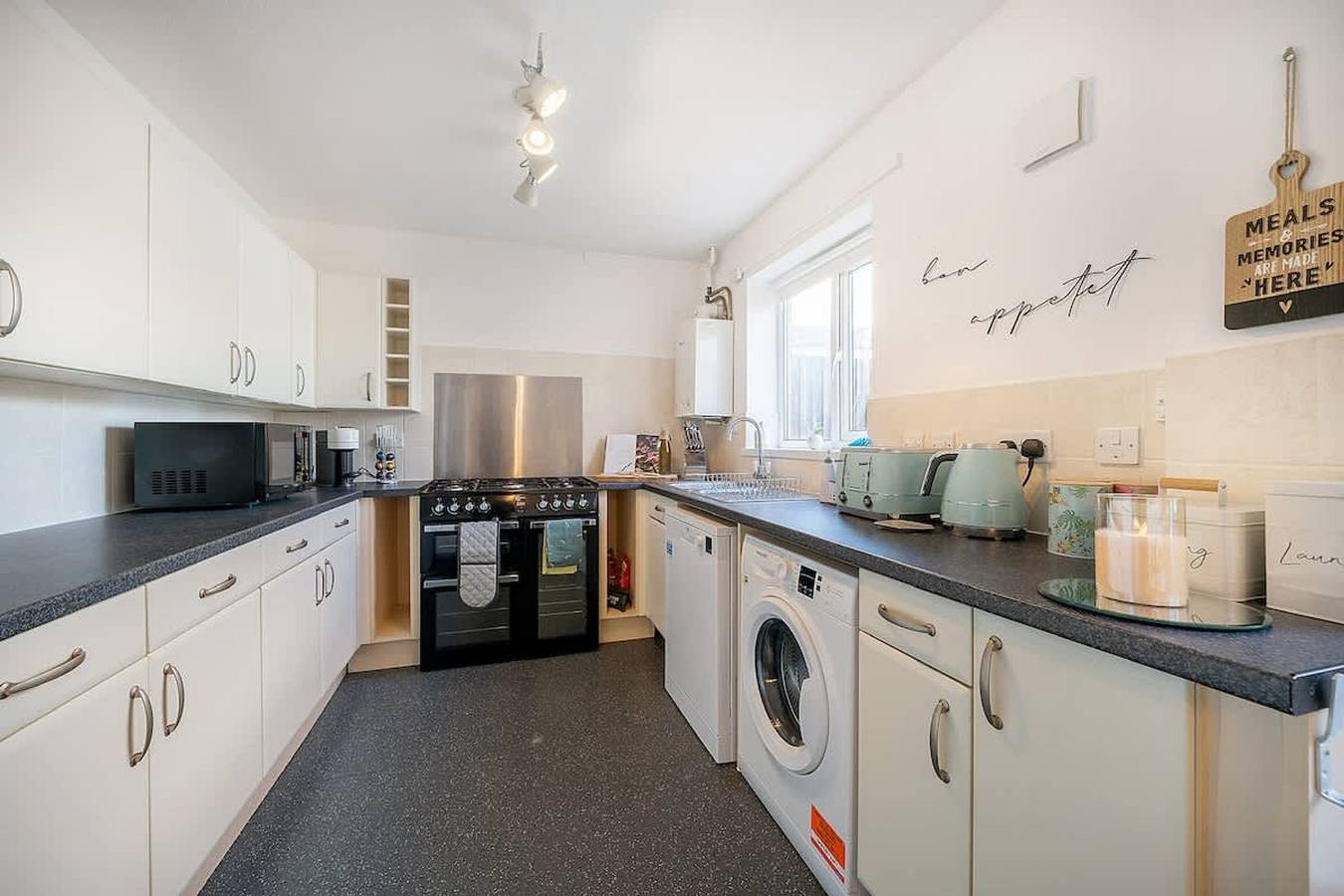 3 Bd   Large Garden  Driveway  Sleeps 8   1 5 Bath in Coventry, Birmingham y alrededores