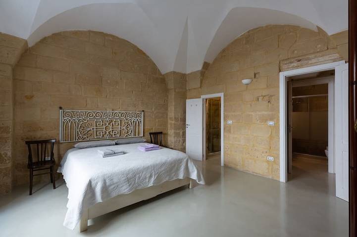 Entire apartment, Apartment in the historic center of Lecce with vaults and Lecce stone. in Lecce, Lecce Province