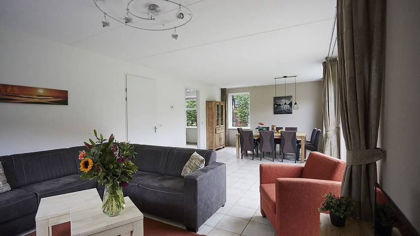 Vakantiehuis voor 10 personen, with tuin and terras as well as zwembad, met huisdier in Heinkenszand
