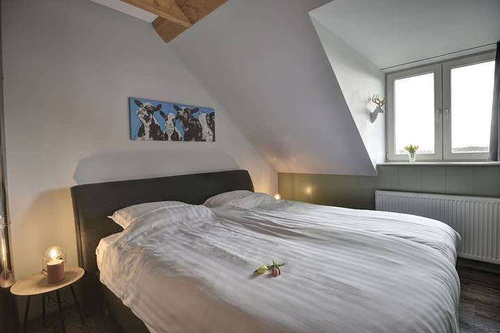 Stay at our beautiful farmhouse, enjoy the authentic atmosphere in Monnickendam, Gouwzee