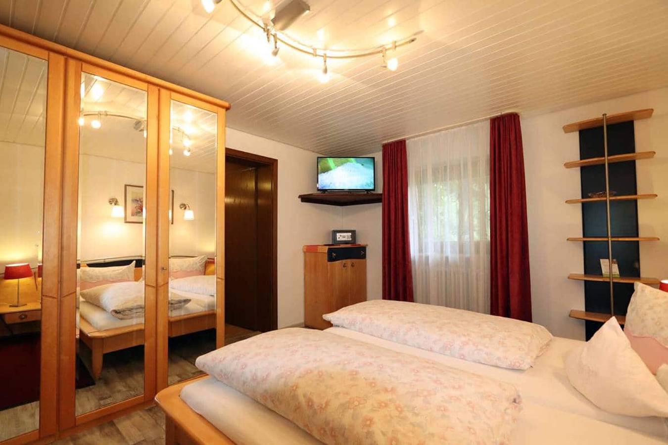 Gasthaus zur Linde – 'Double Room Abendrot' with Shared Terrace, Garden and Wi-Fi in Oberharmersbach, Central Black Forest