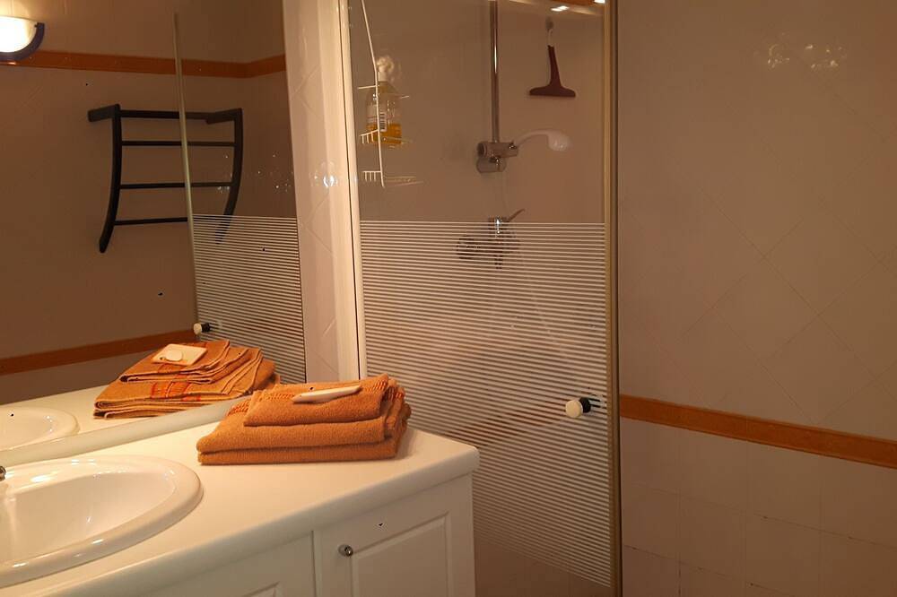 Appartement entier, Chambre indépendante avec salle d'eau , wc et terrasse in Donzère, Région de nyons