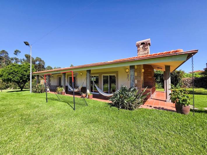 Location de vacances pour 4 personnes, avec piscine et jardin dans Forjães