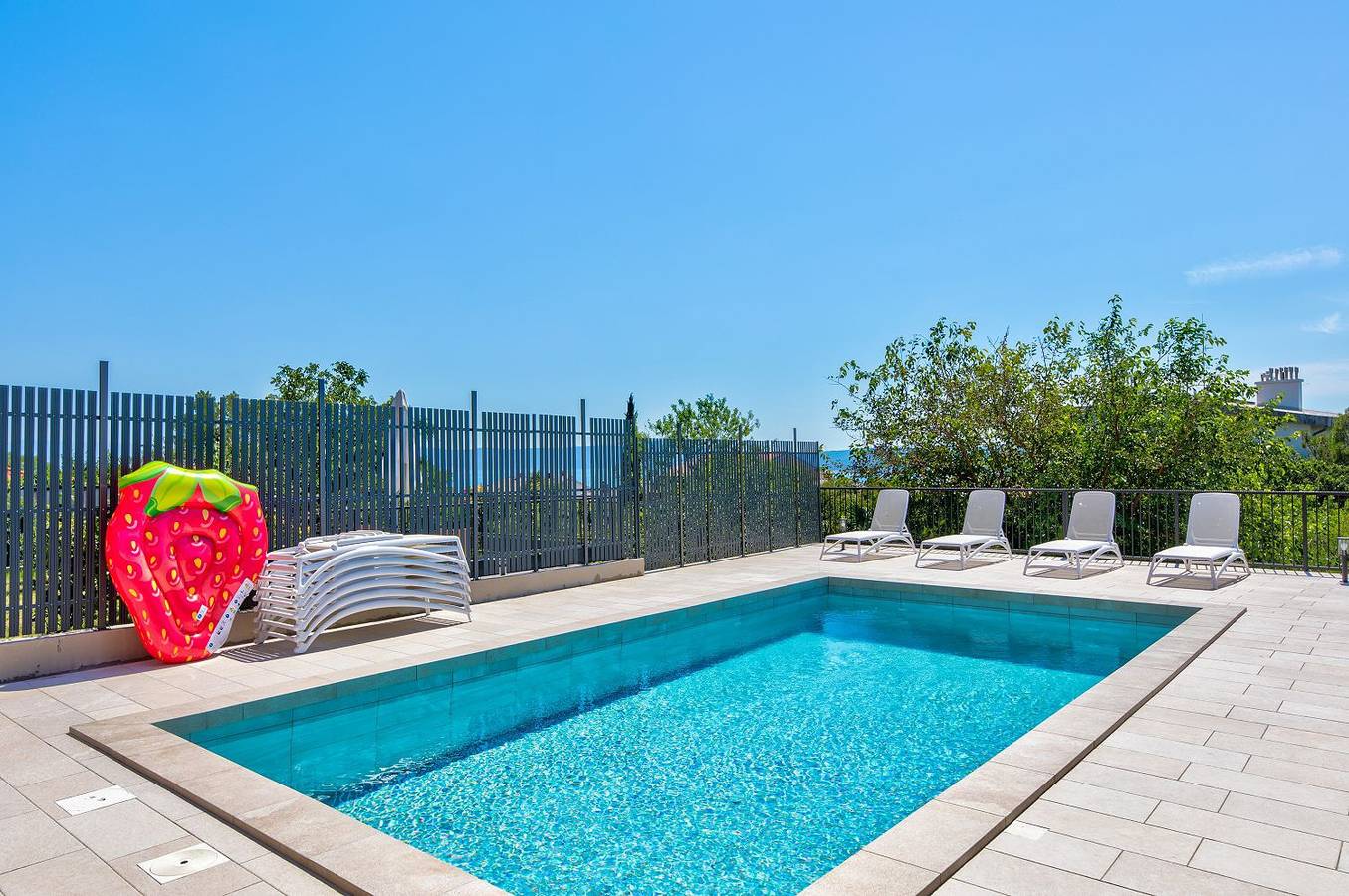 Ganze Wohnung, Herrliches Apartment nur 600 Meter zum Strand mit Meerblick, Pool, Grill, Waschmaschine in Crikvenica, Primorje-Gorski Kotar