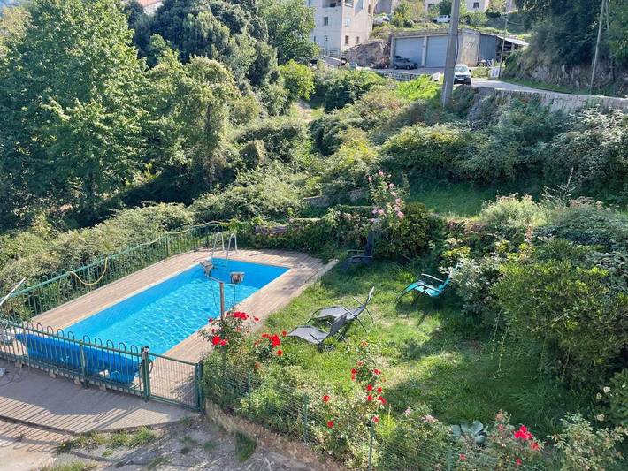 Location de vacances pour 2 personnes, avec Terrasse et Jardin ainsi que Piscine et Vue à Cozzano