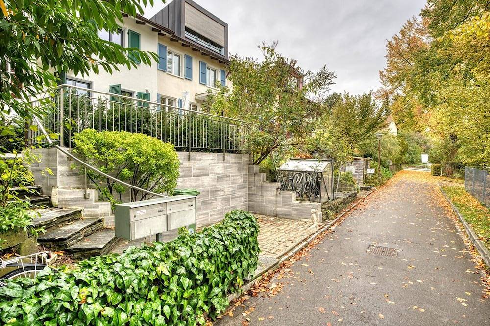 Entire apartment, Ideal Wiedikon 4.5 Room w/ Storage & W/D, 6 min to Market, by Blueground in Zurich, Zurich district