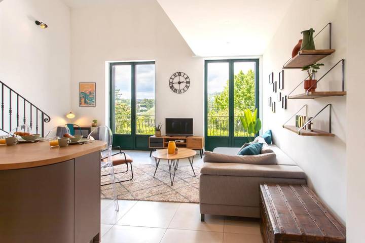 Appartement de vacances pour 4 personnes, avec vue ainsi que piscine et terrasse à Mougins