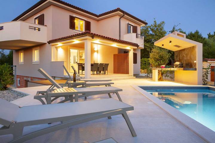 Ferienwohnung für 8 Personen, mit Pool und Balkon/Terrasse sowie Terrasse, kinderfreundlich auf Krk - 2