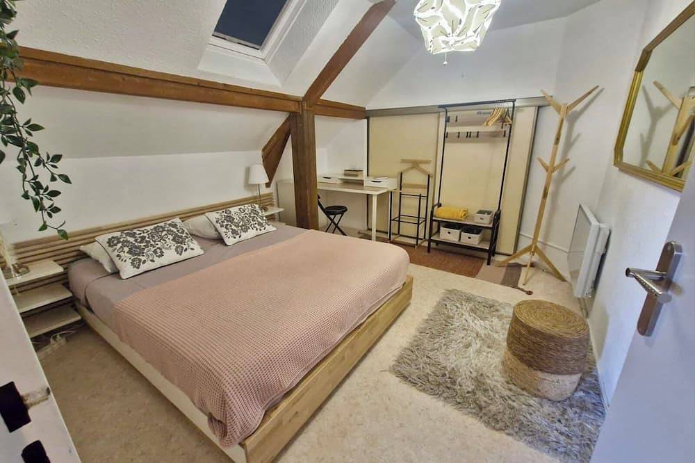 Ganze Wohnung, Renovated T2 apartment in the heart of Paray with view of the Basilica bell tower - Parking in Paray-le-Monial, Charolles und Umgebung