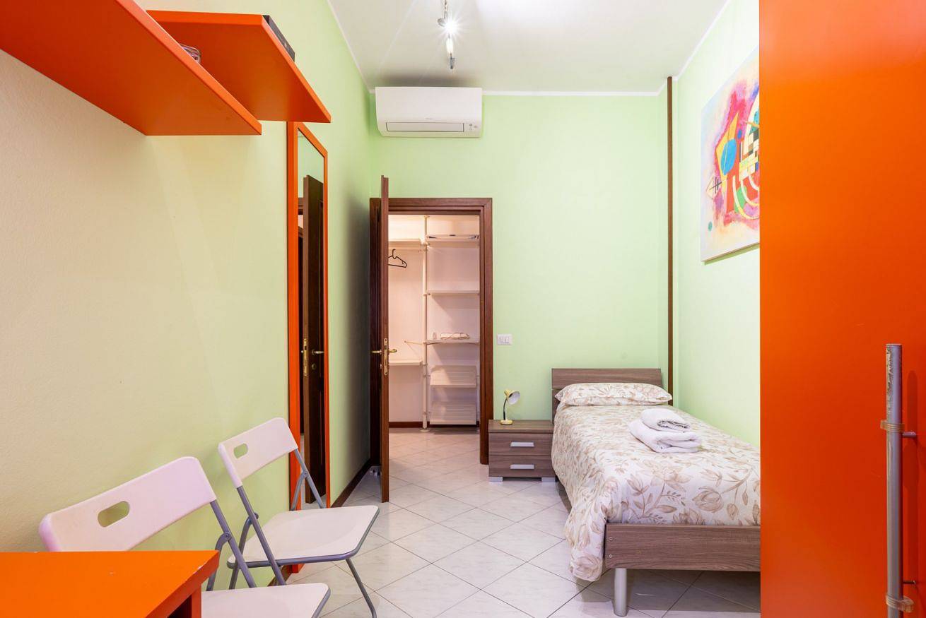 Apartamento entero, Parma Station Colorful Apartment with Balcony x5 in Parma, Provincia de Parma