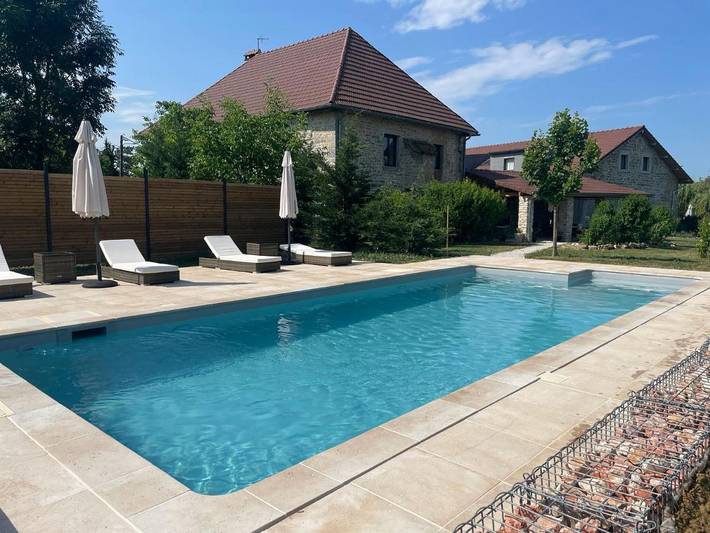 Location de vacances pour 2 personnes, avec Terrasse et Jacuzzi ainsi que Jardin et Piscine à Tourmont