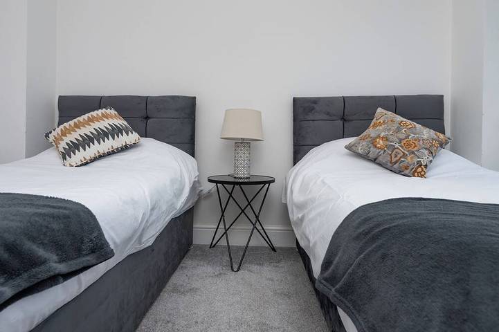 A wonderful and spacious house in a charming road in Merton, London