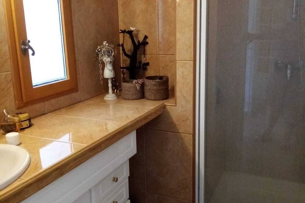 Maison a 2 pas de lourmarin  au calme absolu avec piscine et pool house in Puyvert, Parc naturel régional du Luberon