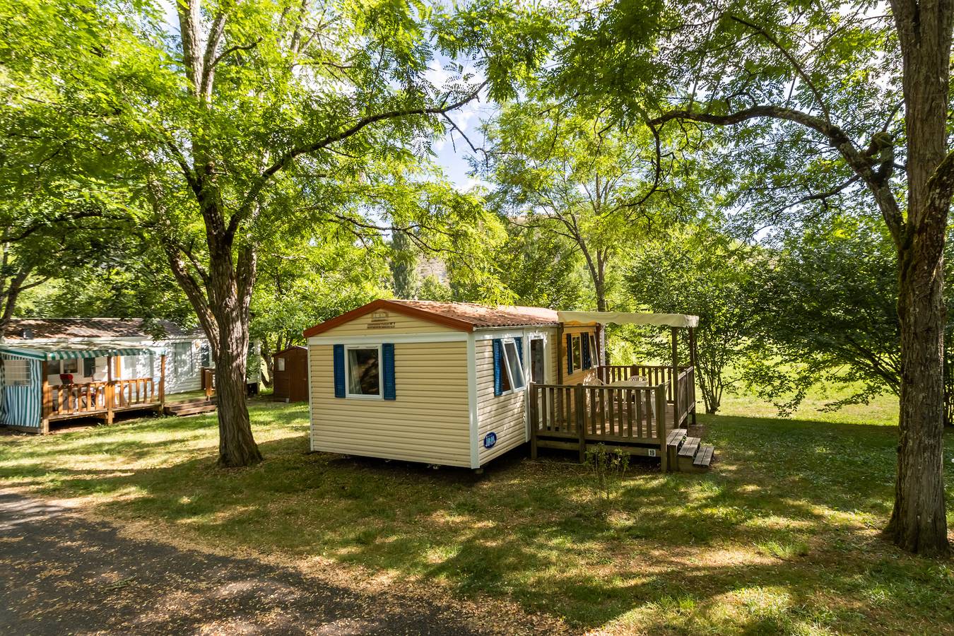 Mobile Home 'La Clairière' with Shared Pool, Private Terrace and Wi-Fi in Saint-Pompont, Périgord Noir