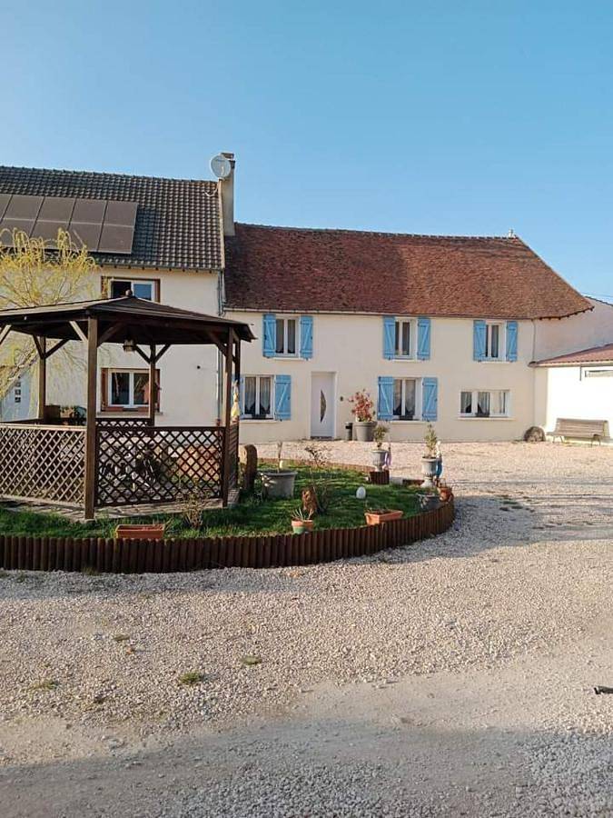 Location de vacances pour 6 personnes, avec vue ainsi que jardin et piscine à Verdelot - 2