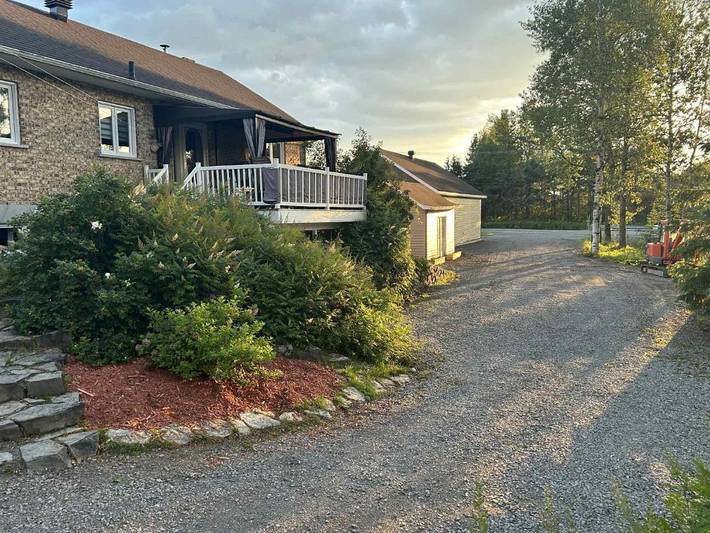 Gîte pour 4 personnes, avec piscine ainsi que vue et jardin, adapté aux familles à Saguenay - 3