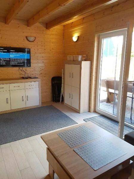 Ferienhaus für 9 Personen, mit Balkon und Seeblick sowie Garten