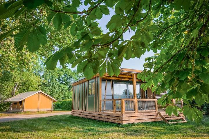Location de vacances pour 4 personnes, avec Terrasse ainsi que Jardin et Piscine à Reyssouze