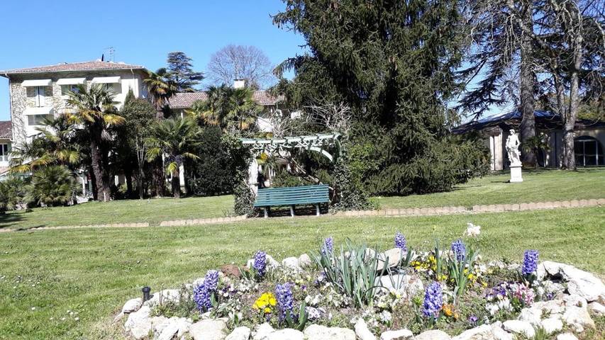 Hôtel, avec Terrasse ainsi que Jardin et Piscine à Bazas - 3