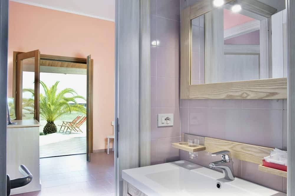 Ganze Wohnung, Nice apartment on the ground floor with sea view of approximately 55 m2 equipped with air conditioning and wi fi connection, composed of a living room with equipped kitchenette, fridge and flat-screen television.Two double or twin bedrooms and bathroom w in Bosa Marina, Planargia