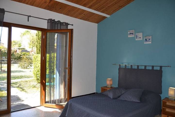 Gîte pour 3 personnes, avec Terrasse ainsi que Jardin et Piscine à Saint-Dézéry - 4