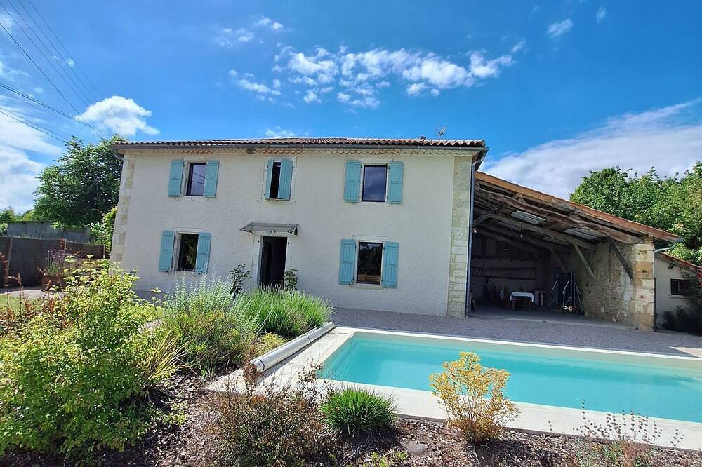 House with swimming pool sleeps 13. A 15-minute walk from the historic center of Auch! in Auch, Gers