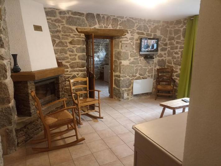 Gîte pour 6 personnes, avec terrasse et vue à Sainte-Marguerite-Lafigère - 2