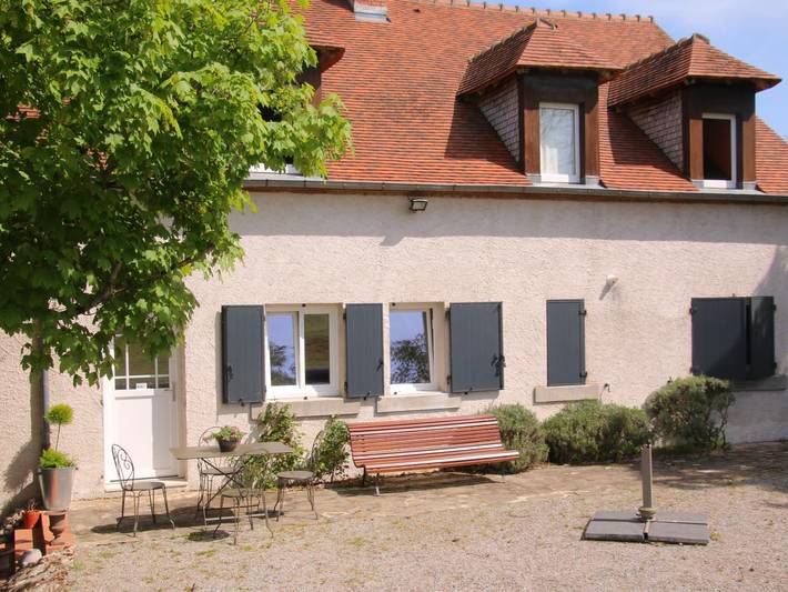 Gîte pour 4 personnes, avec terrasse et jardin à Besson