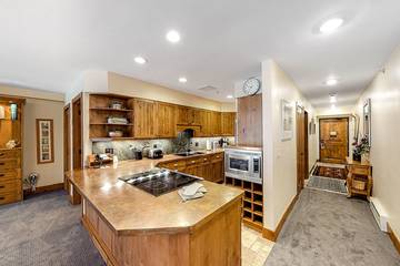 Vacation Apartment for 4 Guests in Vail Ski Resort, Vail, Picture 4