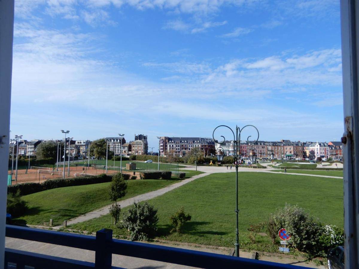 Caprices De Plage lit King Size Balnéo Vue dégagée à Mers les Bains 300 m plage petit déjeuner servi en chambre en option in Mers-les-Bains, Région d'Abbeville