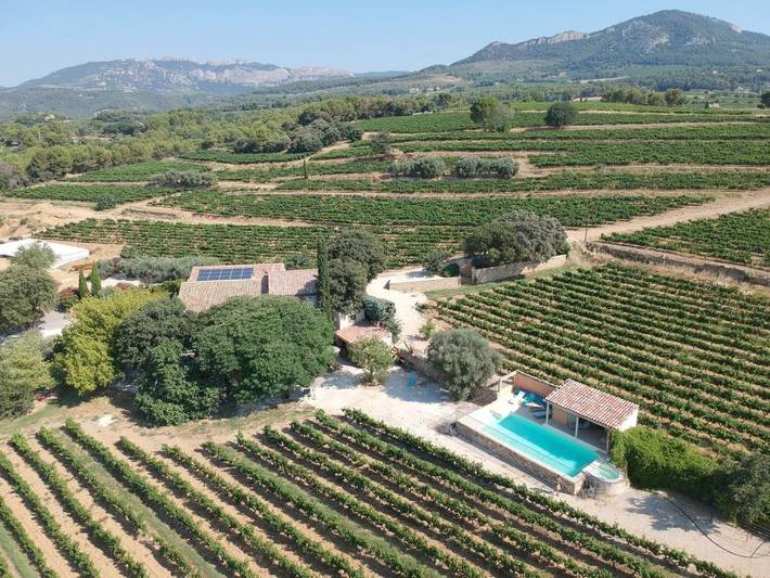 Location de vacances pour 2 personnes, avec Terrasse et Jacuzzi ainsi que Jardin et Piscine à Beaumes-de-Venise