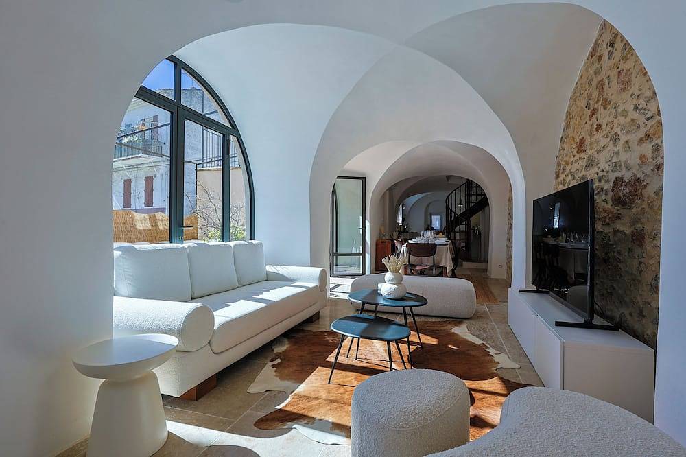 Ganze Wohnung, Historic 3Br Village Home | 2 Terraces | Beach 15min drive in Ollioules, Mittelmeerküste (Frankreich)