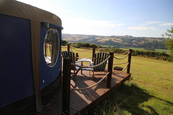 Glamping for 4 people, with view and terrace, with pets in Herefordshire