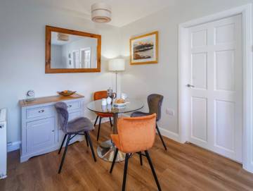 Vacation Rental for 4 Guests in Windermere, Cumbria, Picture 3