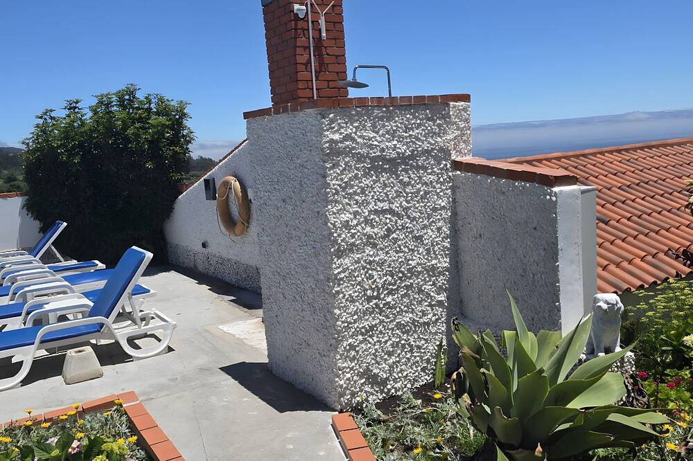 Appartement entier, Bungalow « Maison Privée Vue Océan - 2 » avec piscine partagée, jardin et Wi-Fi in Caniço, Île de Madère