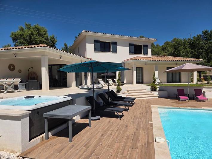 Location de vacances pour 8 personnes, avec sauna et jacuzzi ainsi que jardin et piscine à Beaumettes - 4