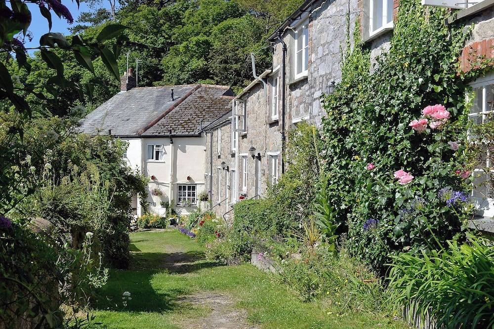 2 bedroom accommodation in Charlestown, St Austell in Charlestown, Cornwall