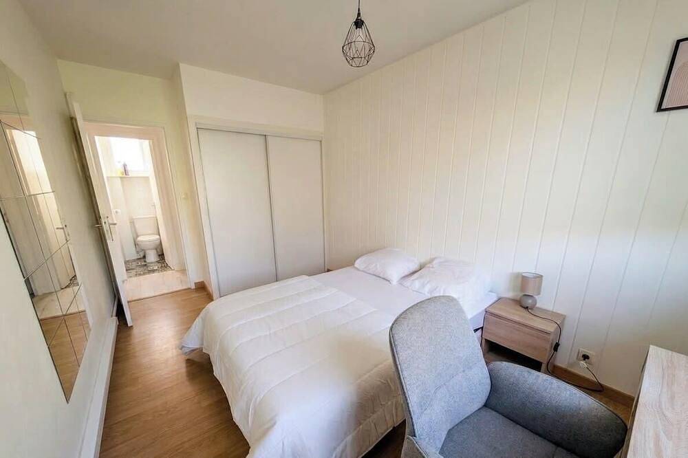 Entire apartment, Bright apartment in the city center with balcony in La Roche-sur-Yon, Loire Valley