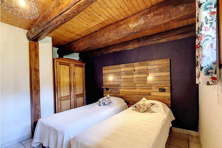 Gîte pour 4 personnes, avec terrasse et jardin à Chambon-sur-Lac - 2