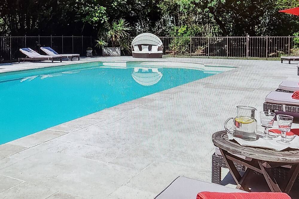 Nice Provencale House 4 pers country garden swimming pool Spa playground in Grans, Mittelmeerküste (Frankreich)
