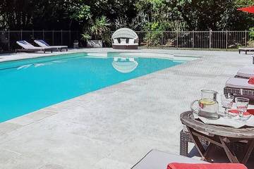 Gîte pour 4 personnes, avec piscine et jardin à Grans