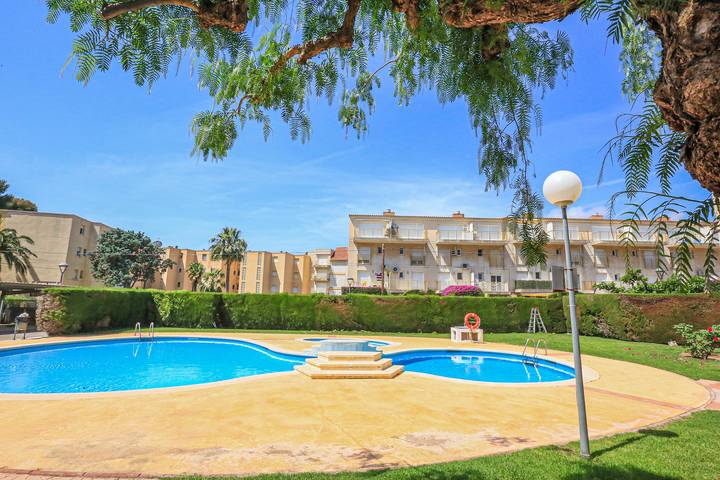 Appartement de vacances pour 5 personnes, avec piscine et jardin, animaux acceptés