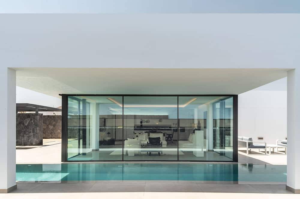 Avasarala | Una lujosa villa de 3 dormitorios con una piscina de 20 metros in Puerto Calero, Yaiza