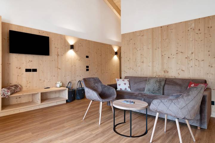 Entire apartment, Apartment 'Les Ciases Chalets Dolomites Apt 5' with Private Terrace, Balcony and Wi-Fi in San Vigilio di Marebbe, Mareo