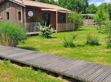 Gîte pour 4 personnes, avec terrasse ainsi que piscine et jardin à Salles