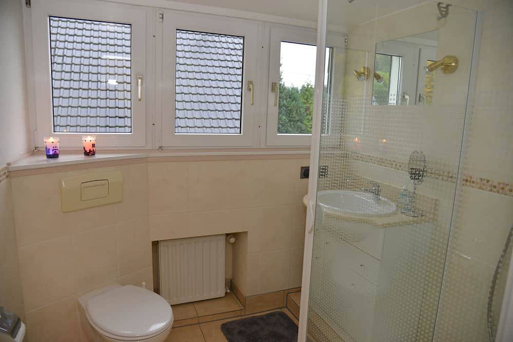Ganze Wohnung, Idyllisch gelegene helle  Ferienwohnung  in unmittelbarer Nähe des Siegsteig in Windeck, Windecker-Ländchen